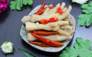 Chân gà ngâm ớt nhâm nhi cuối tuần