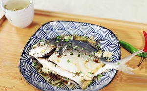 Cuối tuần làm cá chim trắng hấp muối hành