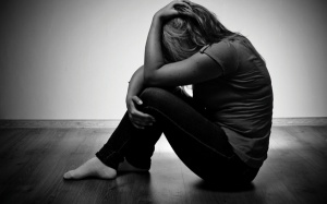 Uống thuốc điều trị bệnh tâm thần phân liệt, bị mất kinh nguyệt, có nên đi khám?