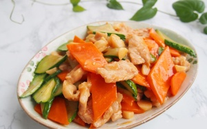 Thịt lợn xào dưa chuột, cà rốt cho bữa cơm tối nhanh gọn