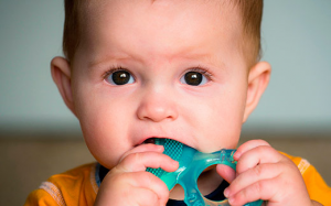 Bé sốt mọc răng hay bị ốm: Những dấu hiệu nhận biết