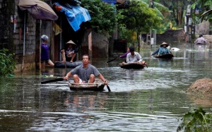 Những hình ảnh ngập lụt nghiêm trọng ở Việt Nam trên báo Anh