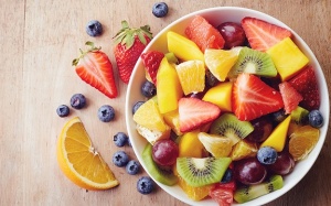 Có nên cho bé ăn dặm bằng trái cây tươi không?