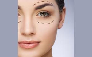 Sử dụng tinh dầu tự nhiên để đánh bay nếp nhăn quanh mắt