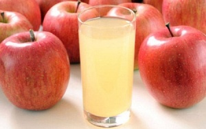 Có nên cho trẻ uống nước ép táo để giảm táo bón?