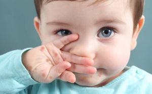 Trẻ sơ sinh bị tay chân miệng, bố mẹ nên làm gì?