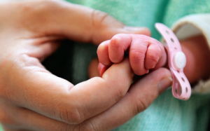 Dùng thuốc giảm đau khi sinh con ảnh hưởng gì đến trẻ?