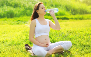 Vì sao phụ nữ nên uống nhiều nước khi mang thai?