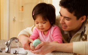 Phải làm gì khi ở lớp học đã có trẻ bị bệnh tay chân miệng?