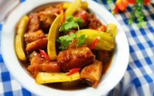 Cơm tối ấm bụng với món sườn kho dưa chua