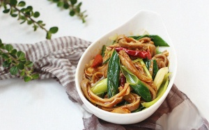 Dạ dày xào tỏi tây ăn là nghiền