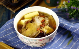 Cuối tuần làm chim bồ câu hầm hồng sâm bồi bổ cho cả gia đình