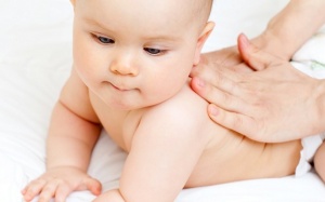 Infographic: Tại sao cần cẩn thận khi chăm sóc da cho trẻ sơ sinh?