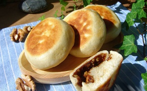 Cùng con vào bếp: Học làm bánh bao nhân hạt óc chó cho bữa sáng đủ dinh dưỡng