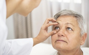 Phụ nữ bị đục thể tinh thể được phẫu thuật có thể giảm nguy cơ tử vong