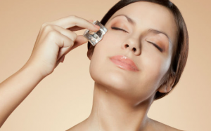 Thức dậy với gương mặt sưng húp: Phải làm gì?