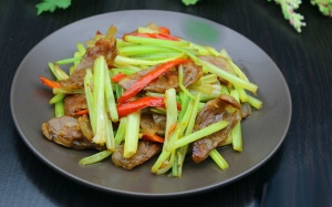 Món ngon lạp xưởng xào cần tây