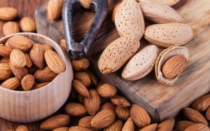 Ăn hạnh nhân thế nào để chống loãng xương?