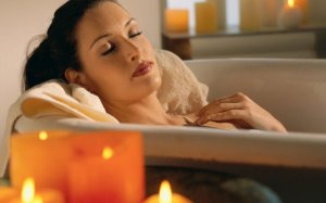 Nên thêm gì vào bồn tắm để thư giãn, da sáng mịn hơn?