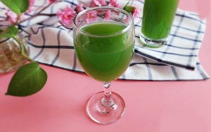 Nước ép dưa chuột, cần tây giúp phái đẹp giảm cân
