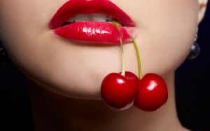 Cách tự nhiên giúp môi mềm lại trong những ngày khô hanh