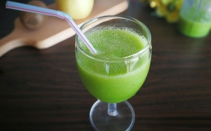 Muốn dáng xinh uống ngay nước ép táo măng tây