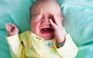 Tại sao bé vẫn khóc sau khi ăn?