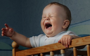 Tại sao trẻ hay thức giấc, quấy khóc vào ban đêm?