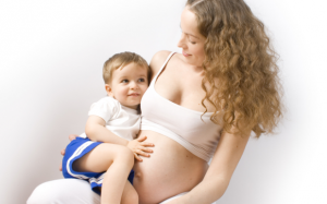 Cho con bú khi đang mang thai có an toàn?