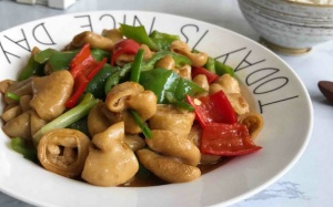 Cuối tuần lai rai món lòng lợn xào ớt sừng