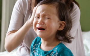 Trẻ tức tối, cáu giận: Phải làm gì? 