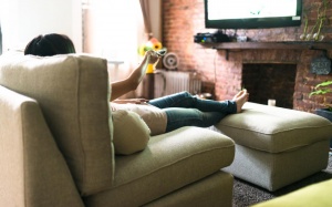 Xem TV nhiều dễ mắc huyết khối thuyên tắc tĩnh mạch