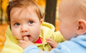 Trẻ hay cắn: Nên làm gì để ngăn cản bé?