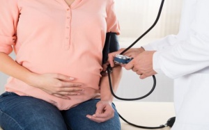 Mẹ bầu cần biết: 7 triệu chứng tăng huyết áp thai kỳ