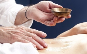 Sử dụng tinh dầu để trị táo bón như thế nào?