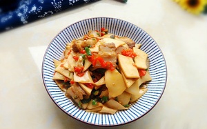 Thịt ba chỉ xào nấm đùi gà thơm ngon cho ngày Đông giá rét