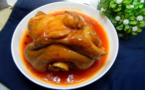 Móng giò hầm bia, rưới nước sốt cà chua - món ngon lạ miệng