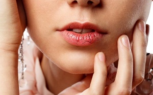 8 loại dầu tự nhiên trị môi khô nứt nẻ vào mùa Đông