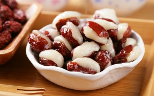 Táo đỏ nhồi gạo nếp, món ngon ăn chơi ngày lạnh