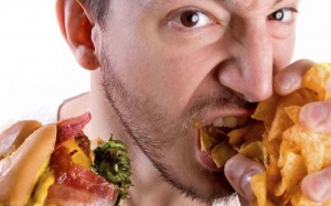 Thói quen ăn quá nhanh gây hại thế nào cho sức khỏe?