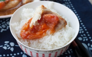 Cá chép sốt bia, cà chua ấm bụng bữa cơm chiều Đông