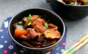 Thịt ba chỉ kho rong biển