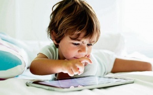 Trẻ em không nên xem TV, điện thoại quá 90 phút một ngày