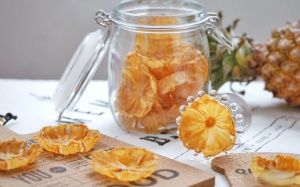 Tự làm dứa sấy hình hoa đẹp mắt