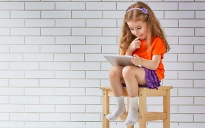 Trẻ từ mấy tuổi trở lên mới được xem TV, dùng smartphone?