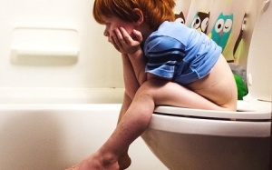 4 thời điểm trẻ dễ bị táo bón nhất