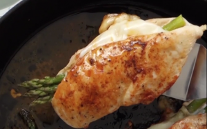 Món gà nhồi măng tây thơm ngon cho ngày cuối tuần 