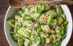 Salad bơ cá ngừ vừa ngon miệng vừa đẹp da