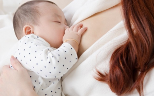 Tại sao trẻ sơ sinh lại ngủ trong khi đang bú?