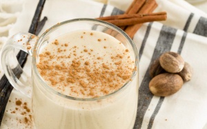 Công thức làm cocktail trứng sữa eggnog không dùng rượu cho Giáng sinh an lành